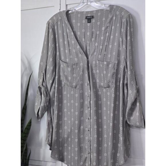 Torrid Harper Crepe Button-Up V-Neck Tribal Print 3/4 Sleeve Blouse 2 Grey - Picture 3 of 7